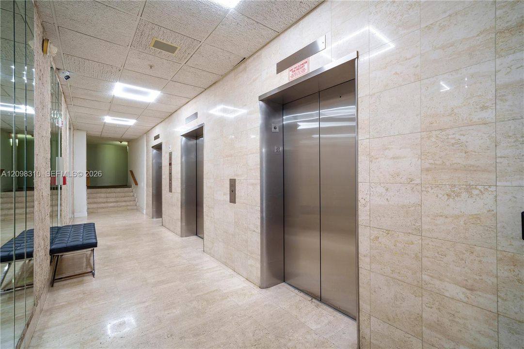 For Sale: $220,000 (1 beds, 2 baths, 870 Square Feet)
