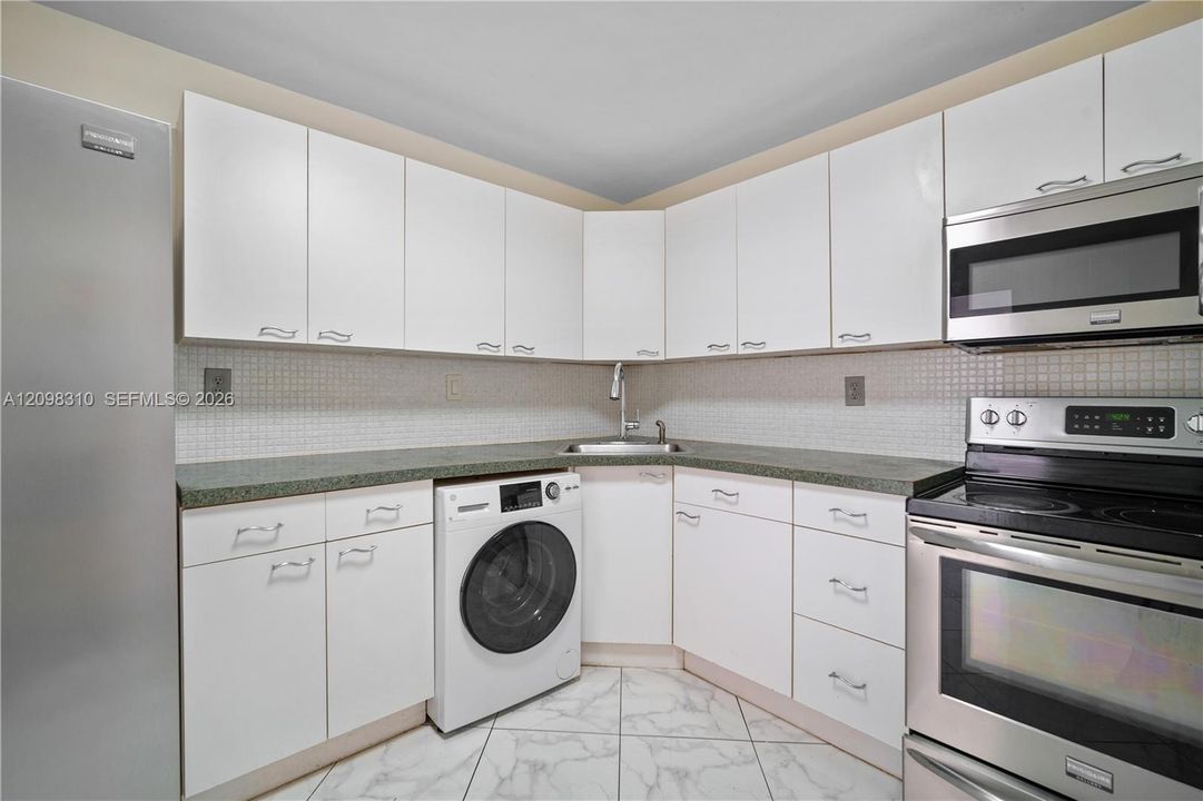 For Sale: $220,000 (1 beds, 2 baths, 870 Square Feet)