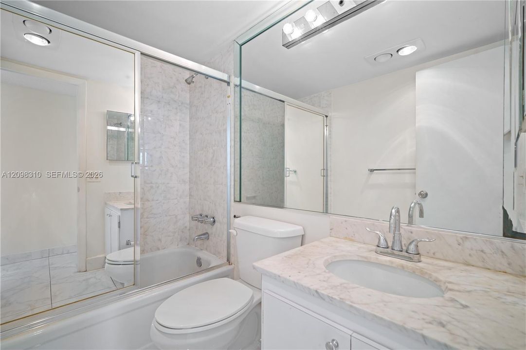 For Sale: $220,000 (1 beds, 2 baths, 870 Square Feet)