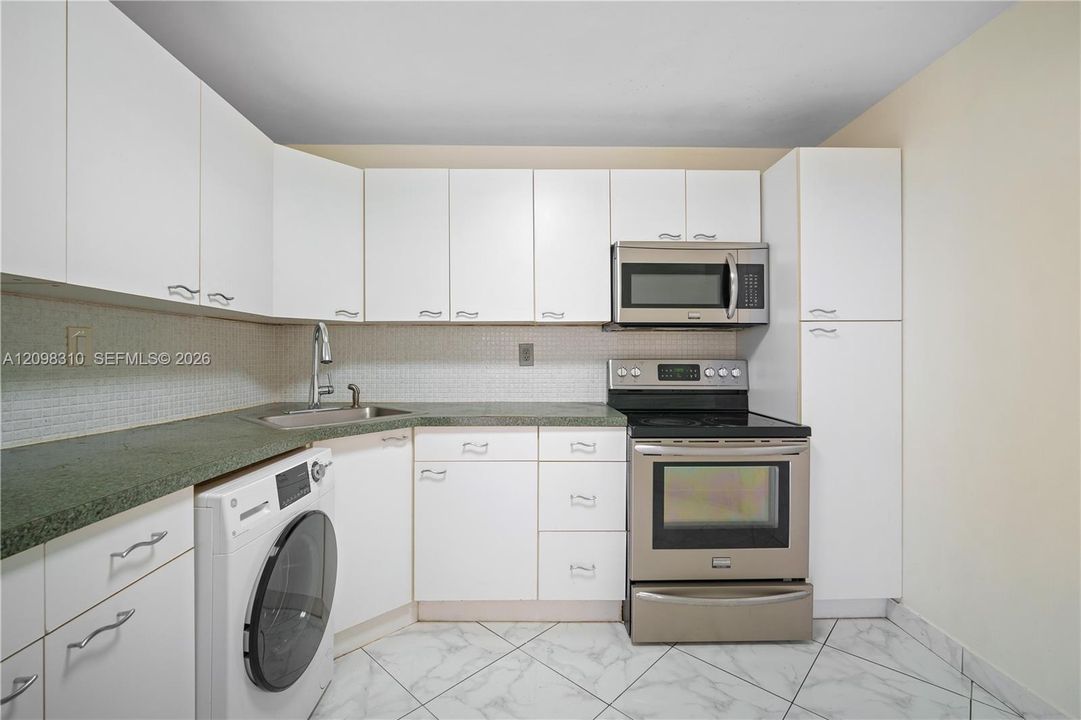 For Sale: $220,000 (1 beds, 2 baths, 870 Square Feet)
