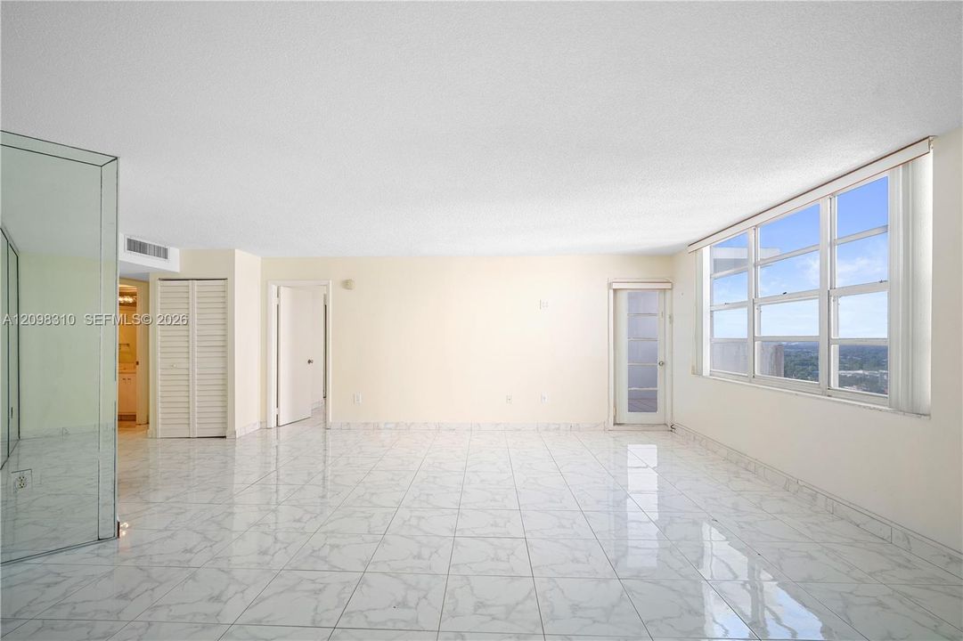 For Sale: $220,000 (1 beds, 2 baths, 870 Square Feet)
