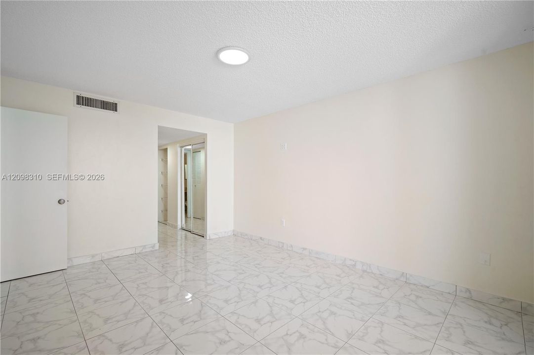 For Sale: $220,000 (1 beds, 2 baths, 870 Square Feet)