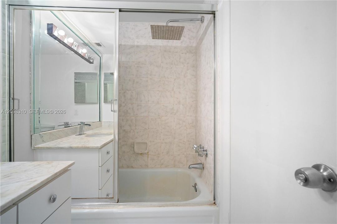 For Sale: $220,000 (1 beds, 2 baths, 870 Square Feet)