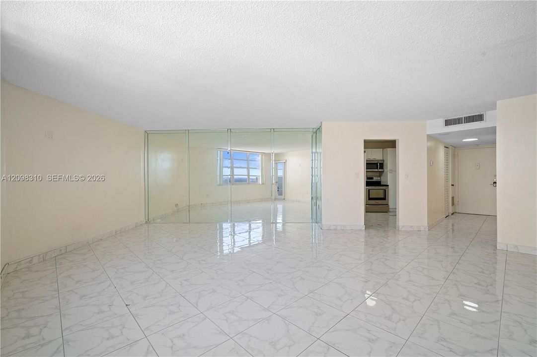 For Sale: $220,000 (1 beds, 2 baths, 870 Square Feet)
