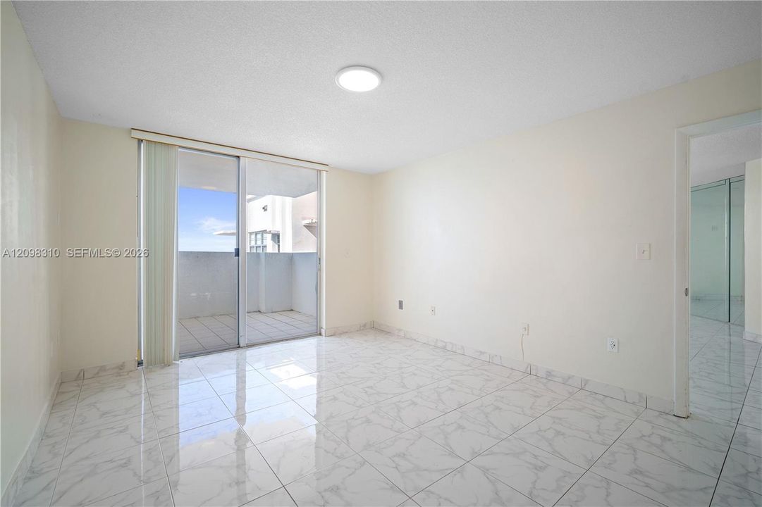 For Sale: $220,000 (1 beds, 2 baths, 870 Square Feet)