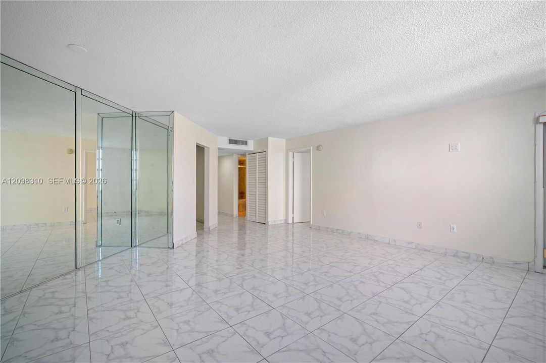 For Sale: $220,000 (1 beds, 2 baths, 870 Square Feet)