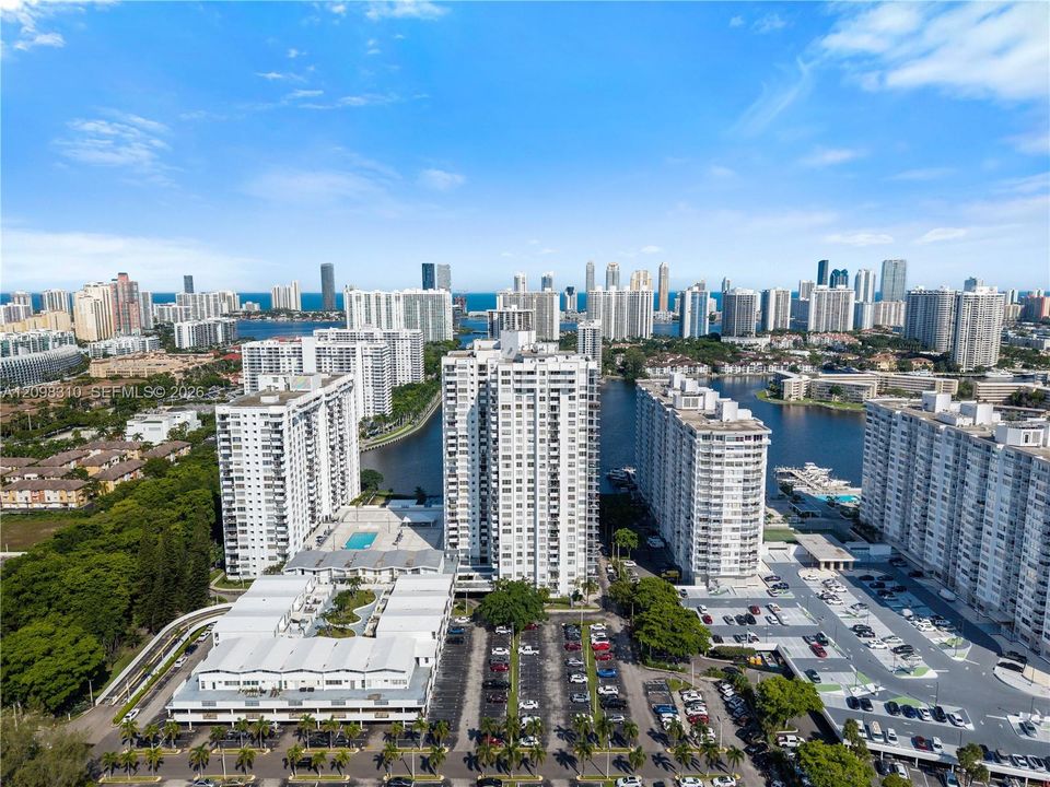 For Sale: $220,000 (1 beds, 2 baths, 870 Square Feet)