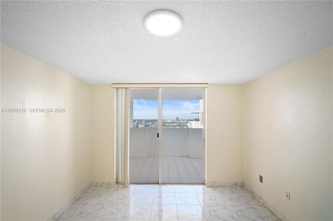 For Sale: $220,000 (1 beds, 2 baths, 870 Square Feet)