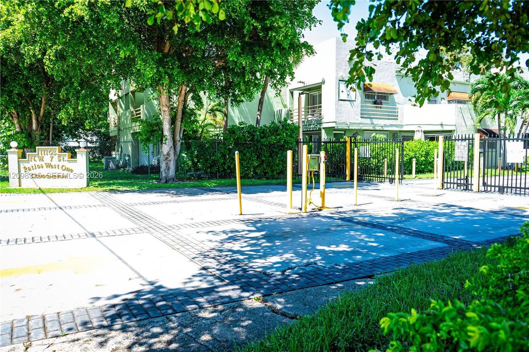 For Sale: $323,000 (2 beds, 2 baths, 1009 Square Feet)