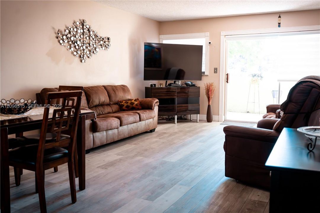 For Sale: $323,000 (2 beds, 2 baths, 1009 Square Feet)