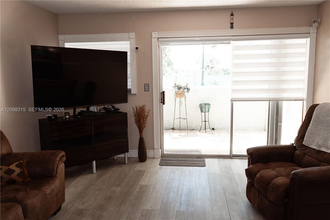 For Sale: $323,000 (2 beds, 2 baths, 1009 Square Feet)