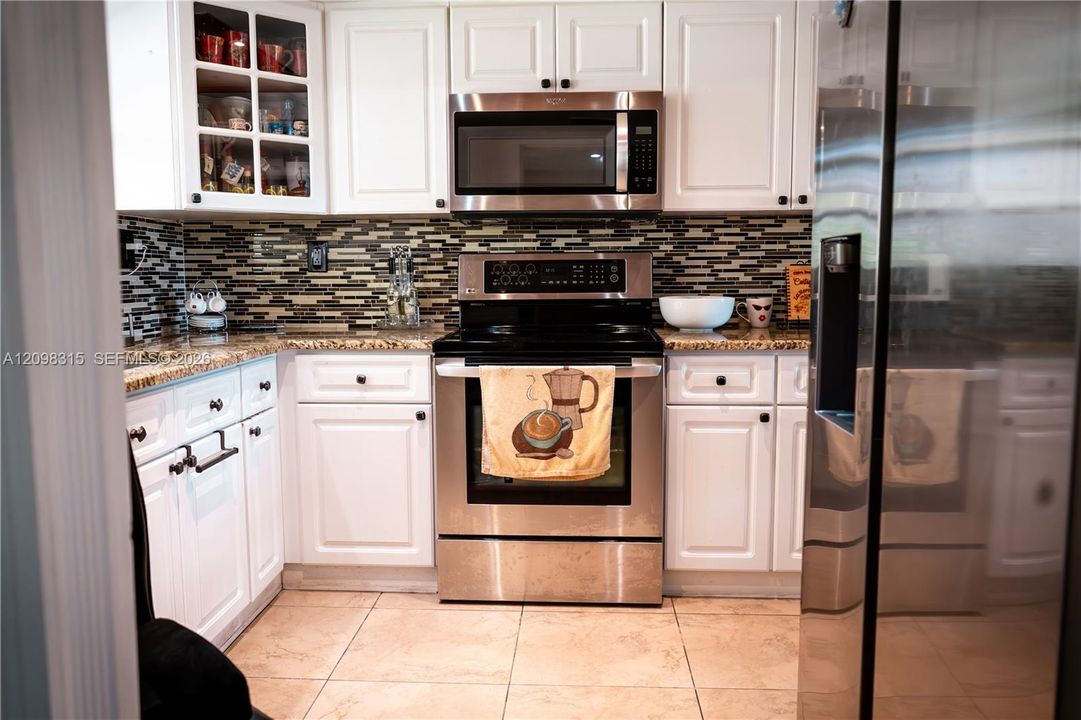 For Sale: $323,000 (2 beds, 2 baths, 1009 Square Feet)