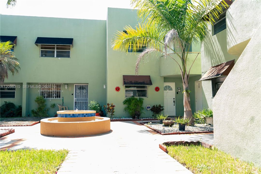 For Sale: $323,000 (2 beds, 2 baths, 1009 Square Feet)