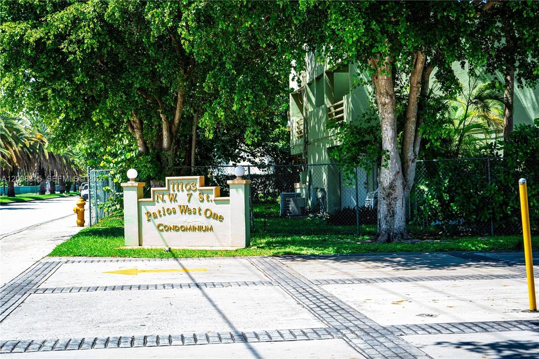For Sale: $323,000 (2 beds, 2 baths, 1009 Square Feet)