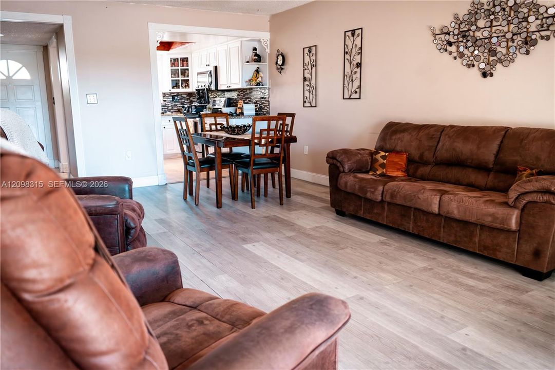 For Sale: $323,000 (2 beds, 2 baths, 1009 Square Feet)