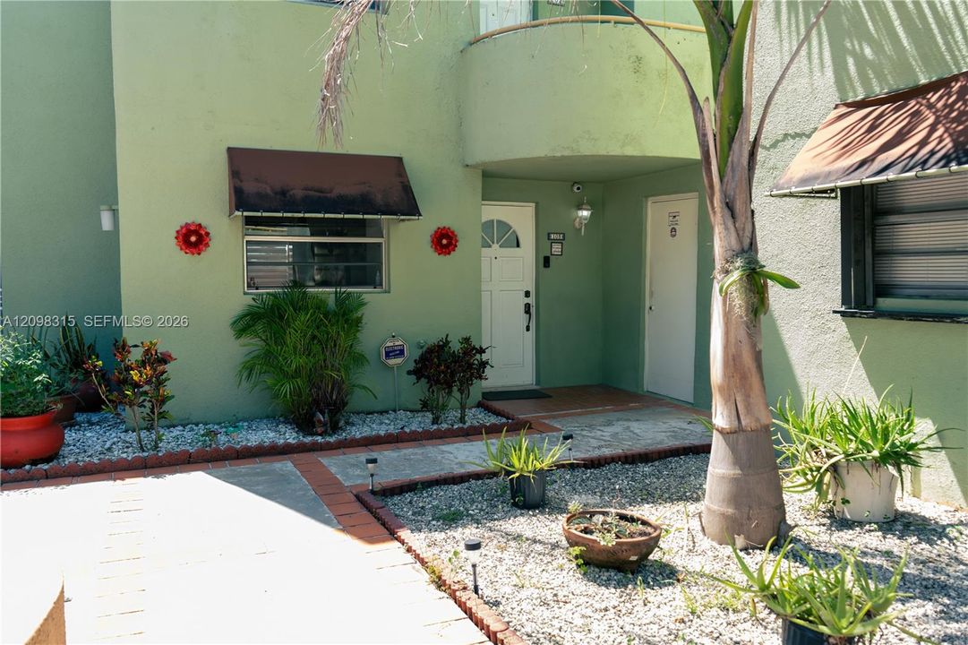 For Sale: $323,000 (2 beds, 2 baths, 1009 Square Feet)