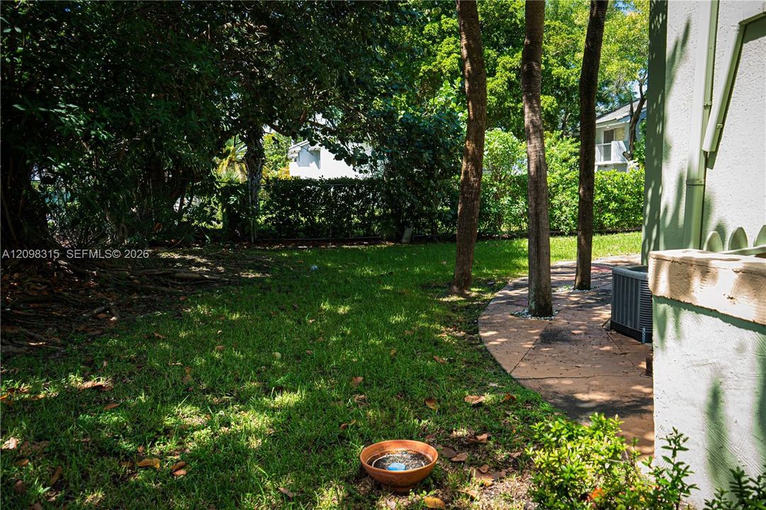 For Sale: $323,000 (2 beds, 2 baths, 1009 Square Feet)