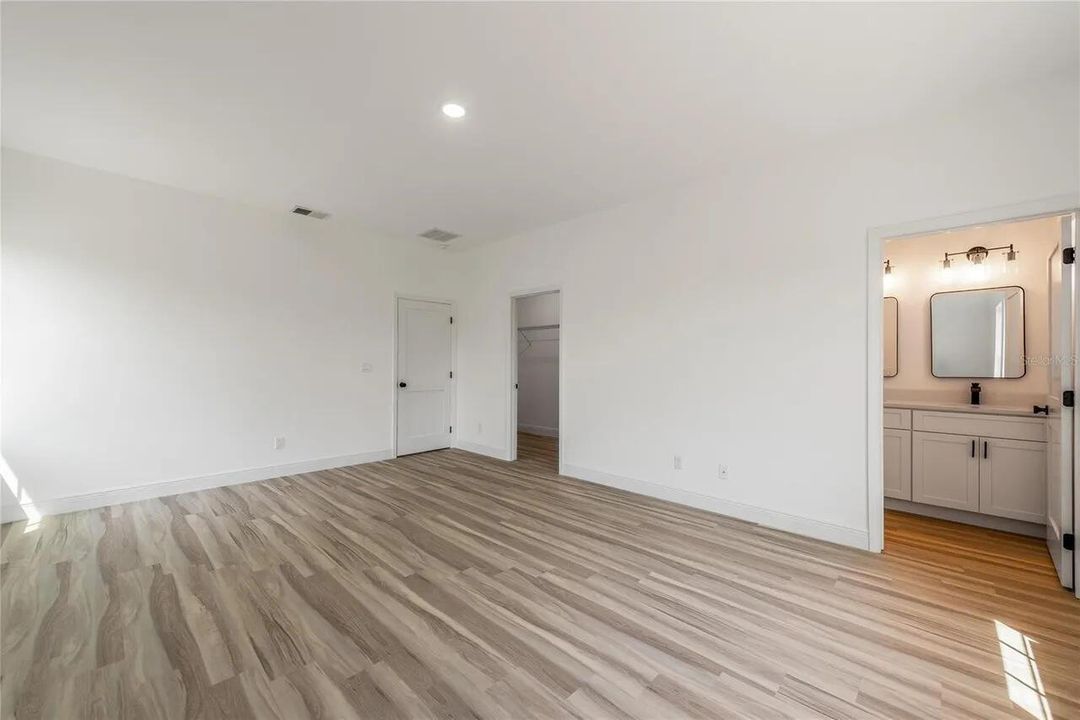 08_Primary_Bedroom