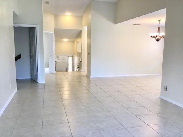 NEUTRAL TILE IN LIVING AREAS