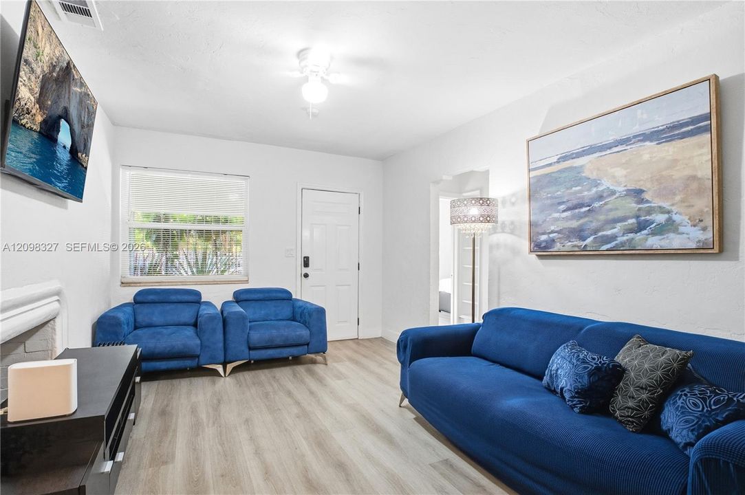 For Rent: $3,200 (3 beds, 1 baths, 1997 Square Feet)