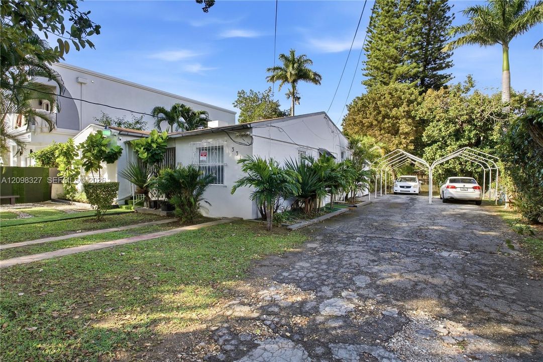 For Rent: $3,200 (3 beds, 1 baths, 1997 Square Feet)