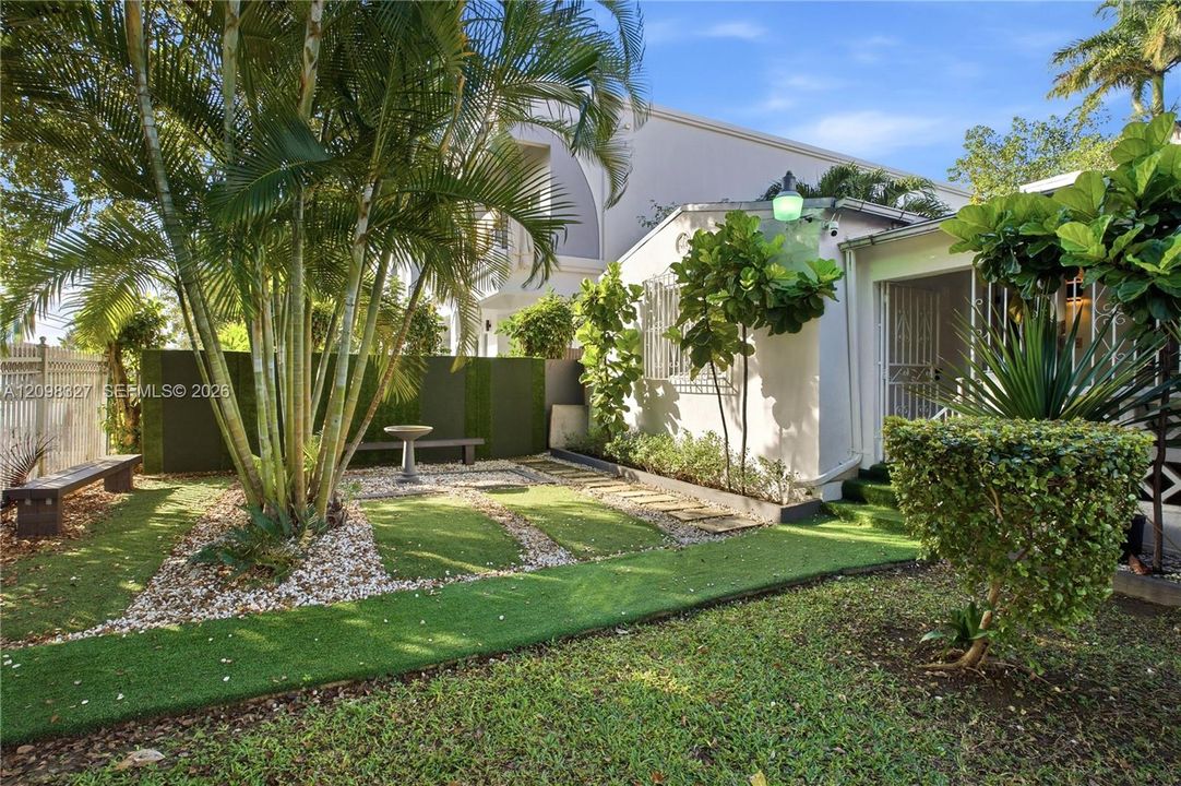 For Rent: $3,200 (3 beds, 1 baths, 1997 Square Feet)