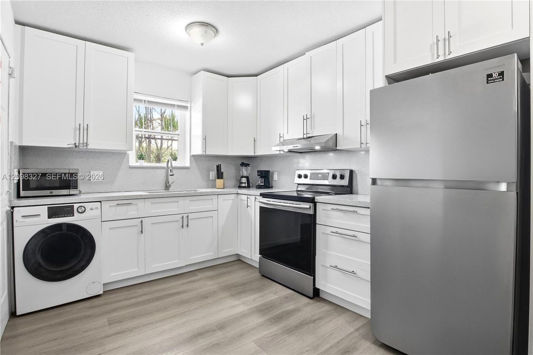 For Rent: $3,200 (3 beds, 1 baths, 1997 Square Feet)