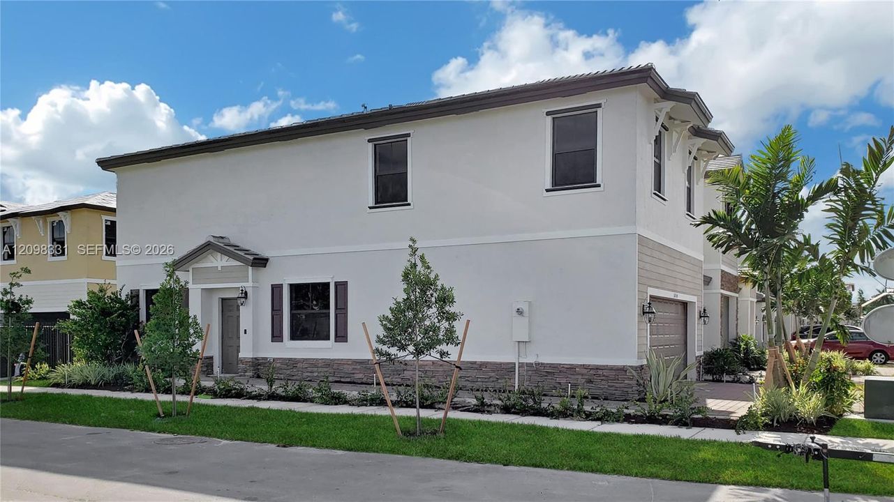 For Rent: $3,600 (3 beds, 2 baths, 1863 Square Feet)