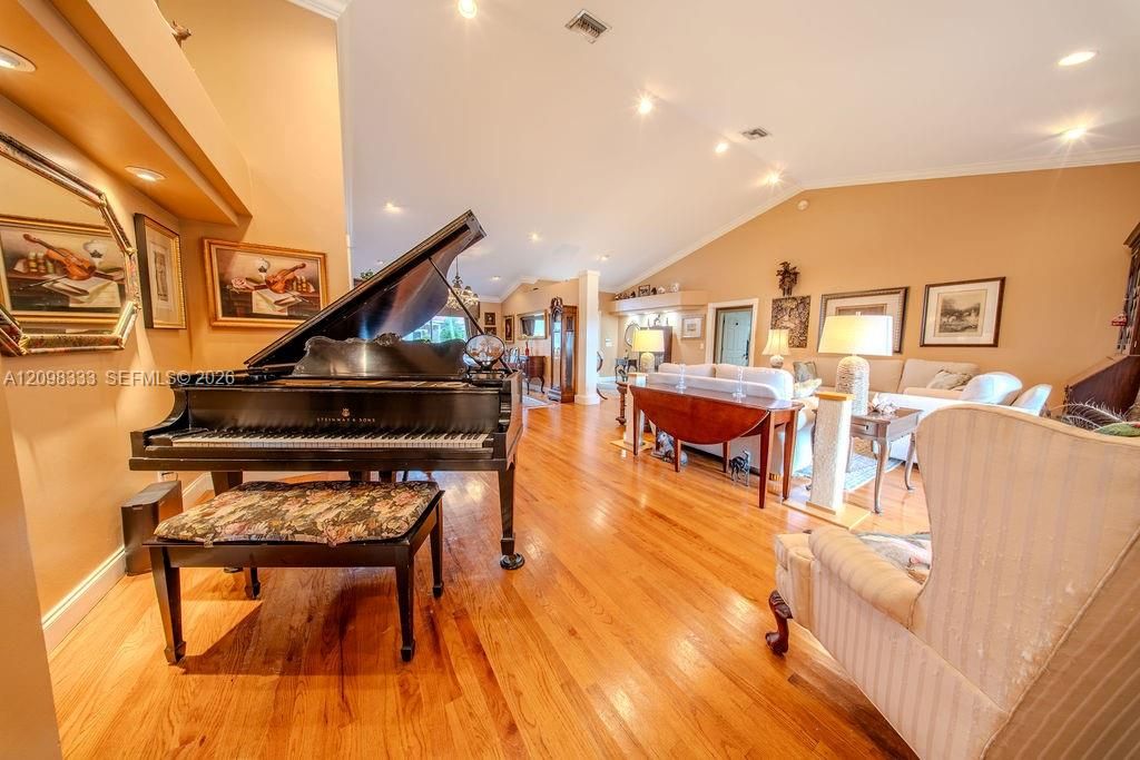 En Venta: $1,385,000 (6 camas, 3 baños, 3812 Pies cuadrados)