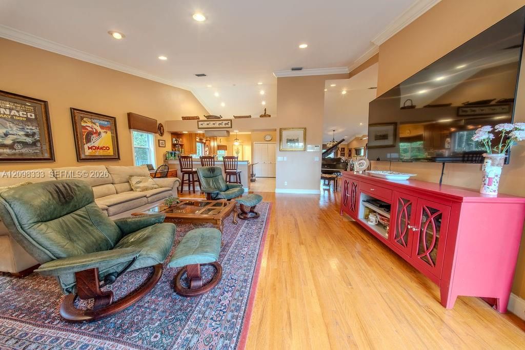 En Venta: $1,385,000 (6 camas, 3 baños, 3812 Pies cuadrados)