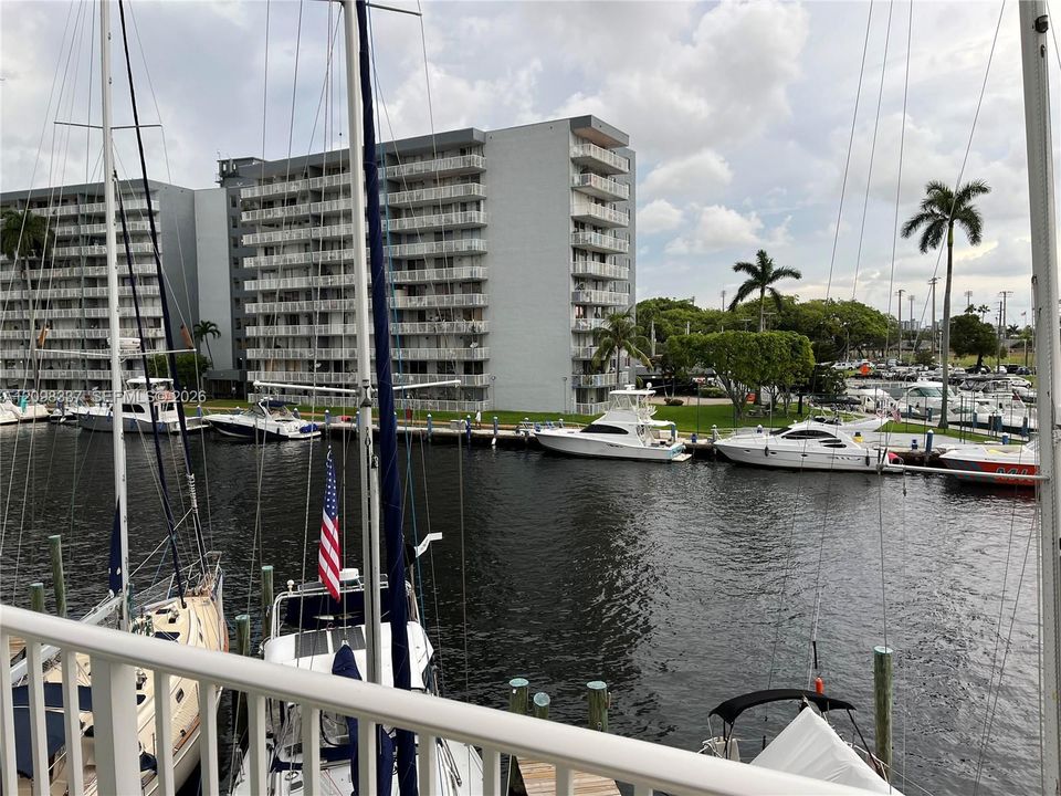 For Rent: $2,350 (2 beds, 2 baths, 842 Square Feet)