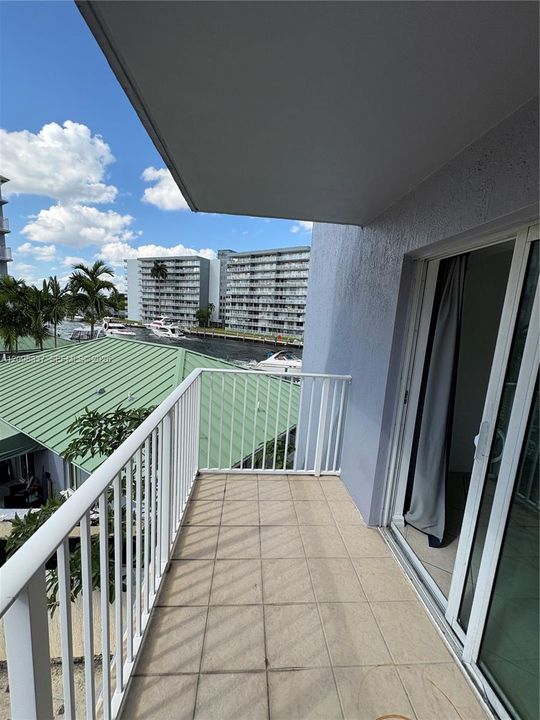For Rent: $2,350 (2 beds, 2 baths, 842 Square Feet)