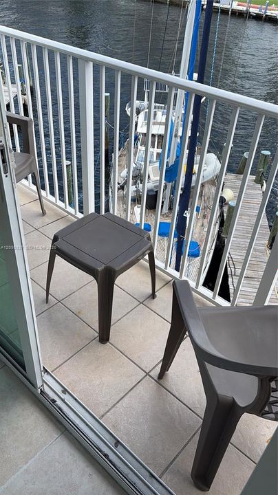 For Rent: $2,350 (2 beds, 2 baths, 842 Square Feet)