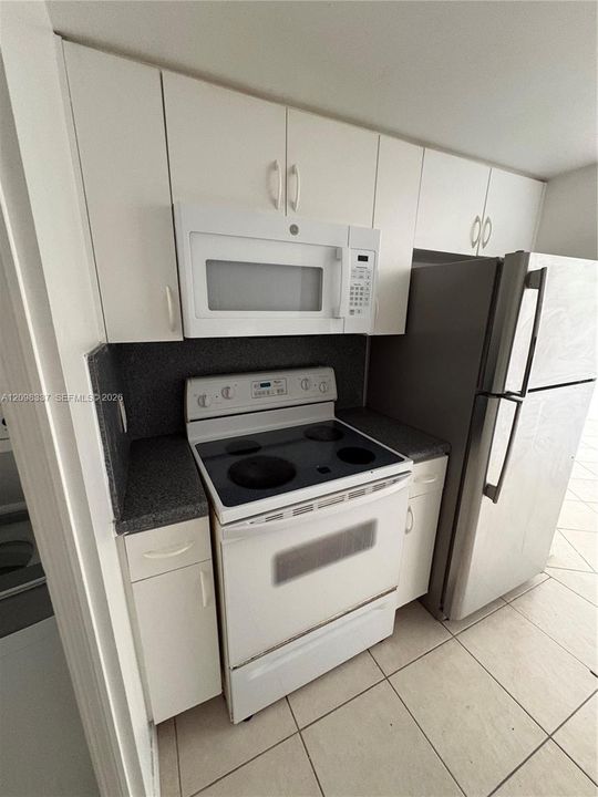 For Rent: $2,350 (2 beds, 2 baths, 842 Square Feet)