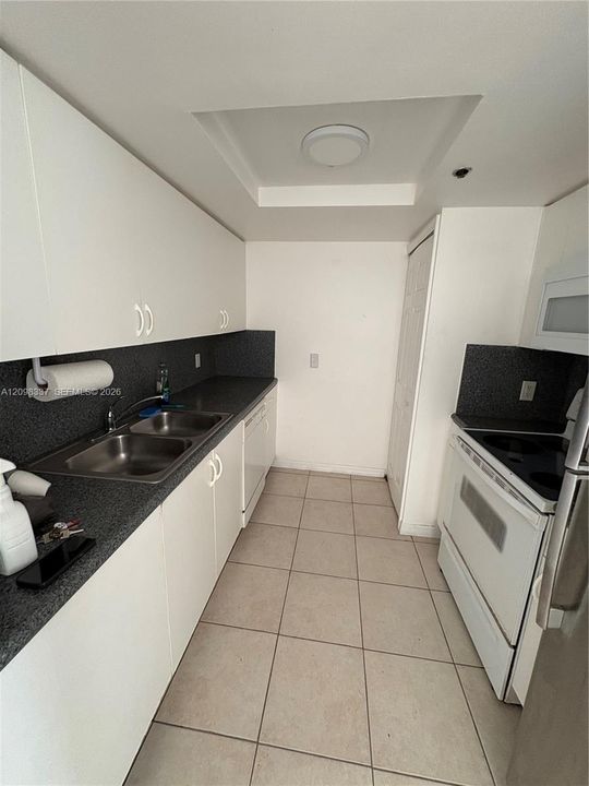 For Rent: $2,350 (2 beds, 2 baths, 842 Square Feet)