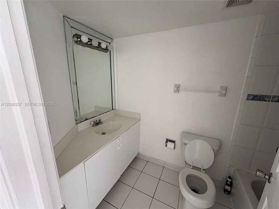 For Rent: $2,350 (2 beds, 2 baths, 842 Square Feet)