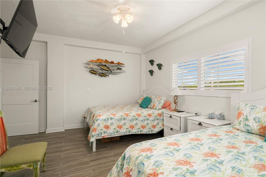 For Sale: $1,950,000 (3 beds, 2 baths, 1190 Square Feet)