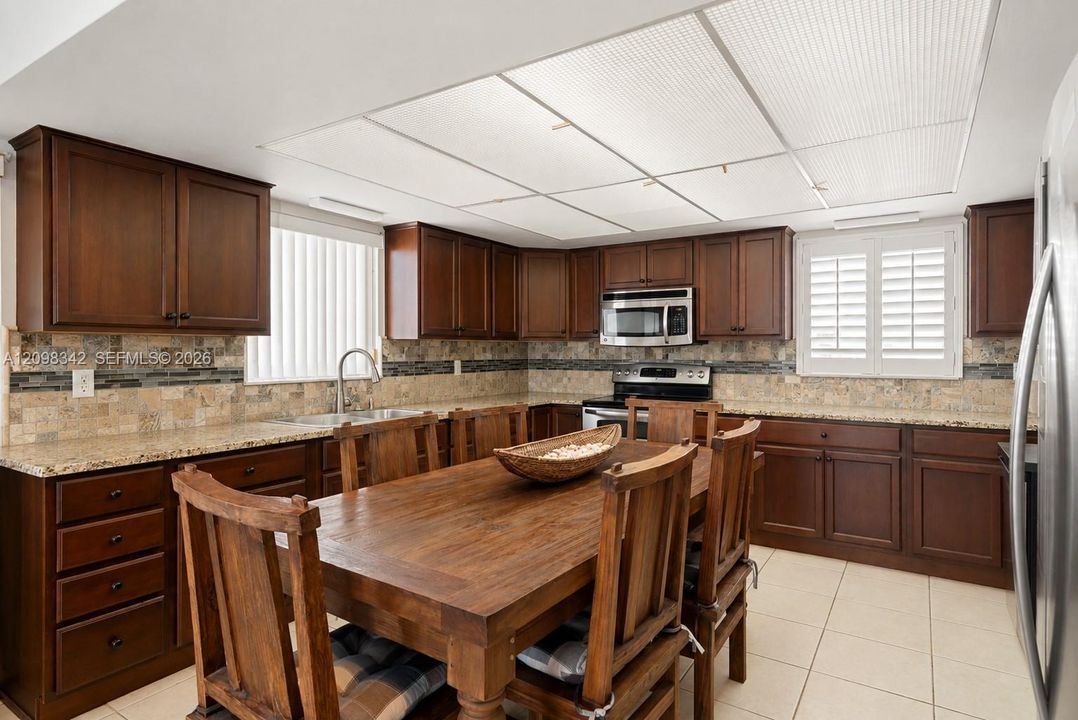 For Sale: $1,950,000 (3 beds, 2 baths, 1190 Square Feet)