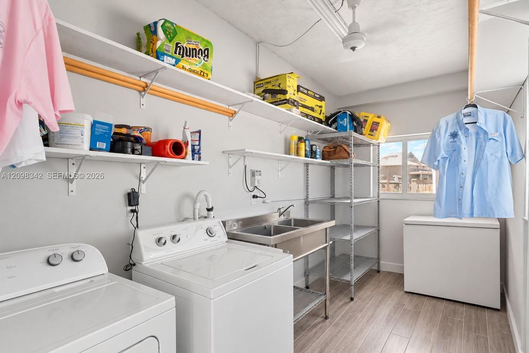 For Sale: $1,950,000 (3 beds, 2 baths, 1190 Square Feet)