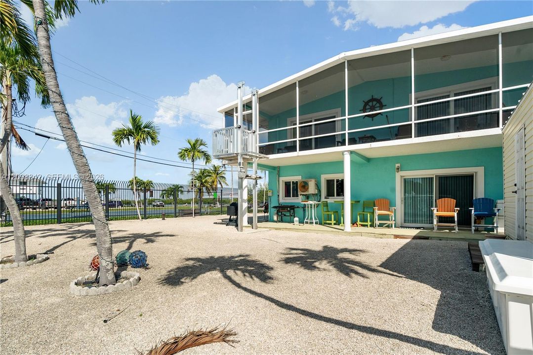 For Sale: $1,950,000 (3 beds, 2 baths, 1190 Square Feet)