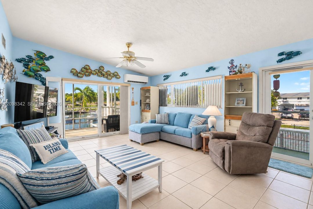 For Sale: $1,950,000 (3 beds, 2 baths, 1190 Square Feet)