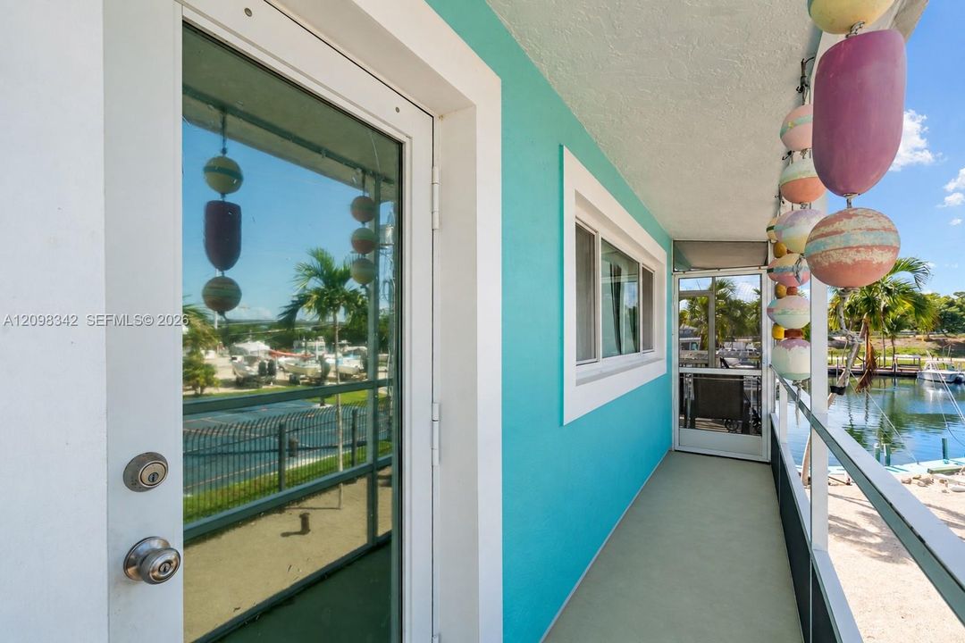 For Sale: $1,950,000 (3 beds, 2 baths, 1190 Square Feet)