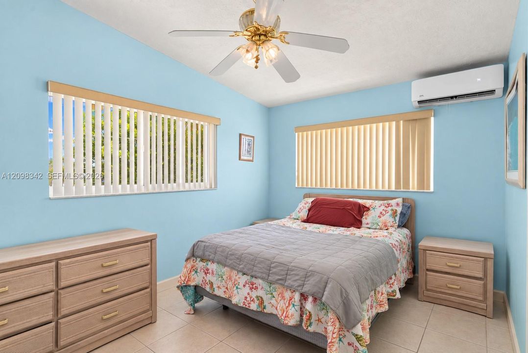 For Sale: $1,950,000 (3 beds, 2 baths, 1190 Square Feet)
