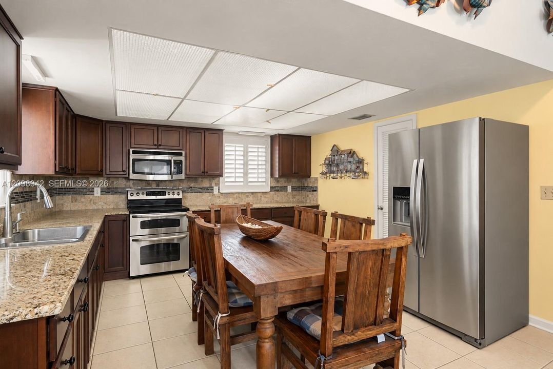For Sale: $1,950,000 (3 beds, 2 baths, 1190 Square Feet)