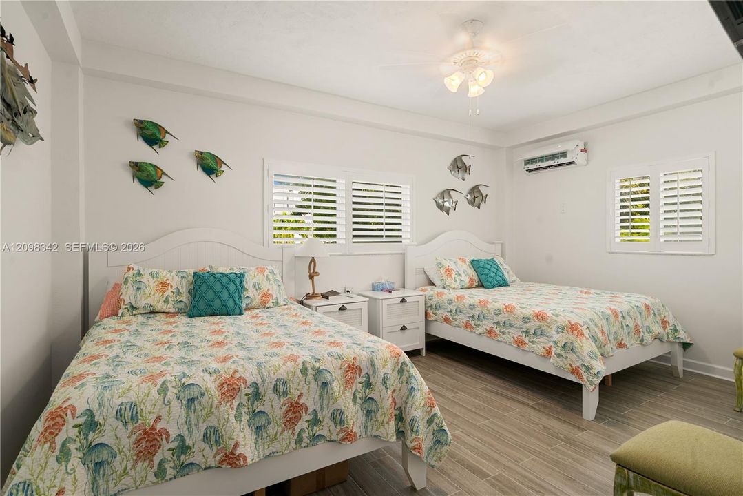 For Sale: $1,950,000 (3 beds, 2 baths, 1190 Square Feet)