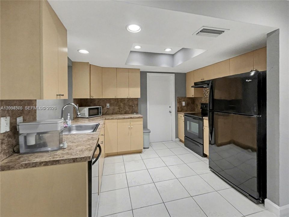 На продажу: $286,600 (2 спален, 1 ванн, 1061 Квадратных фут)