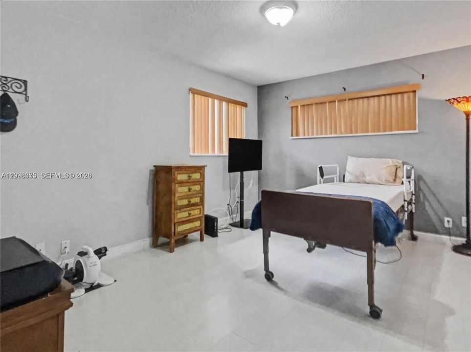 На продажу: $286,600 (2 спален, 1 ванн, 1061 Квадратных фут)