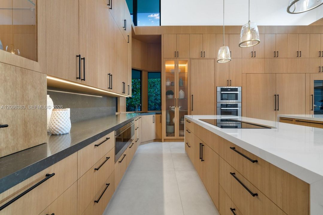 For Sale: $8,900,000 (6 beds, 7 baths, 10636 Square Feet)