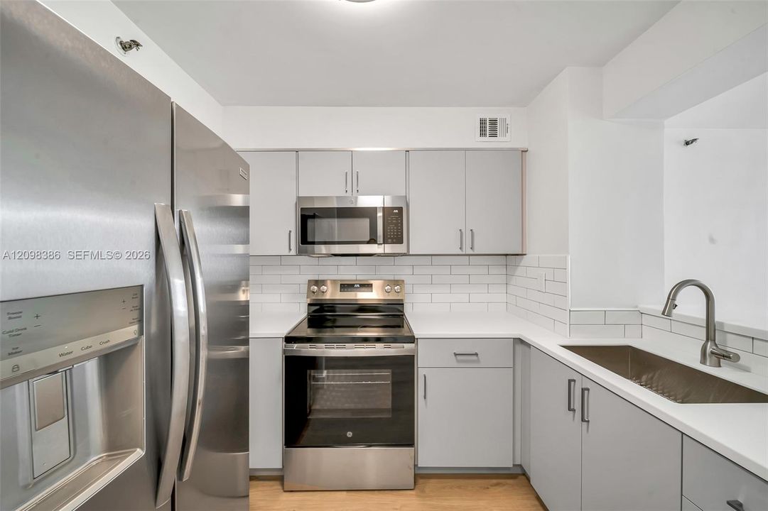 For Sale: $335,000 (3 beds, 2 baths, 1011 Square Feet)