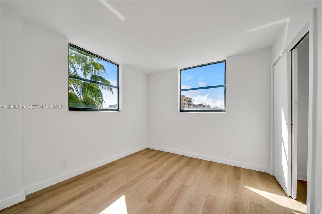 For Sale: $335,000 (3 beds, 2 baths, 1011 Square Feet)